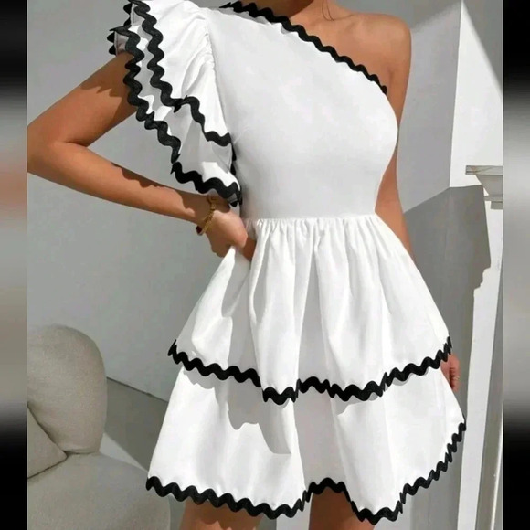 Ladies' One Shoulder Holiday Wave Lace Dress - Picture 4 of 5